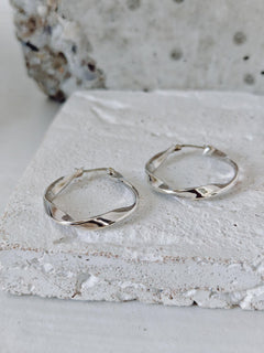 Twisted Creolen aus 925 Silber, Organic Twist Silber Creolen, Minimalistische Hoop Earrings, leichte Statement Ohrringe - CocosyBerlin