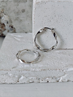 Twisted Creolen aus 925 Silber, Organic Twist Silber Creolen, Minimalistische Hoop Earrings, leichte Statement Ohrringe - CocosyBerlin