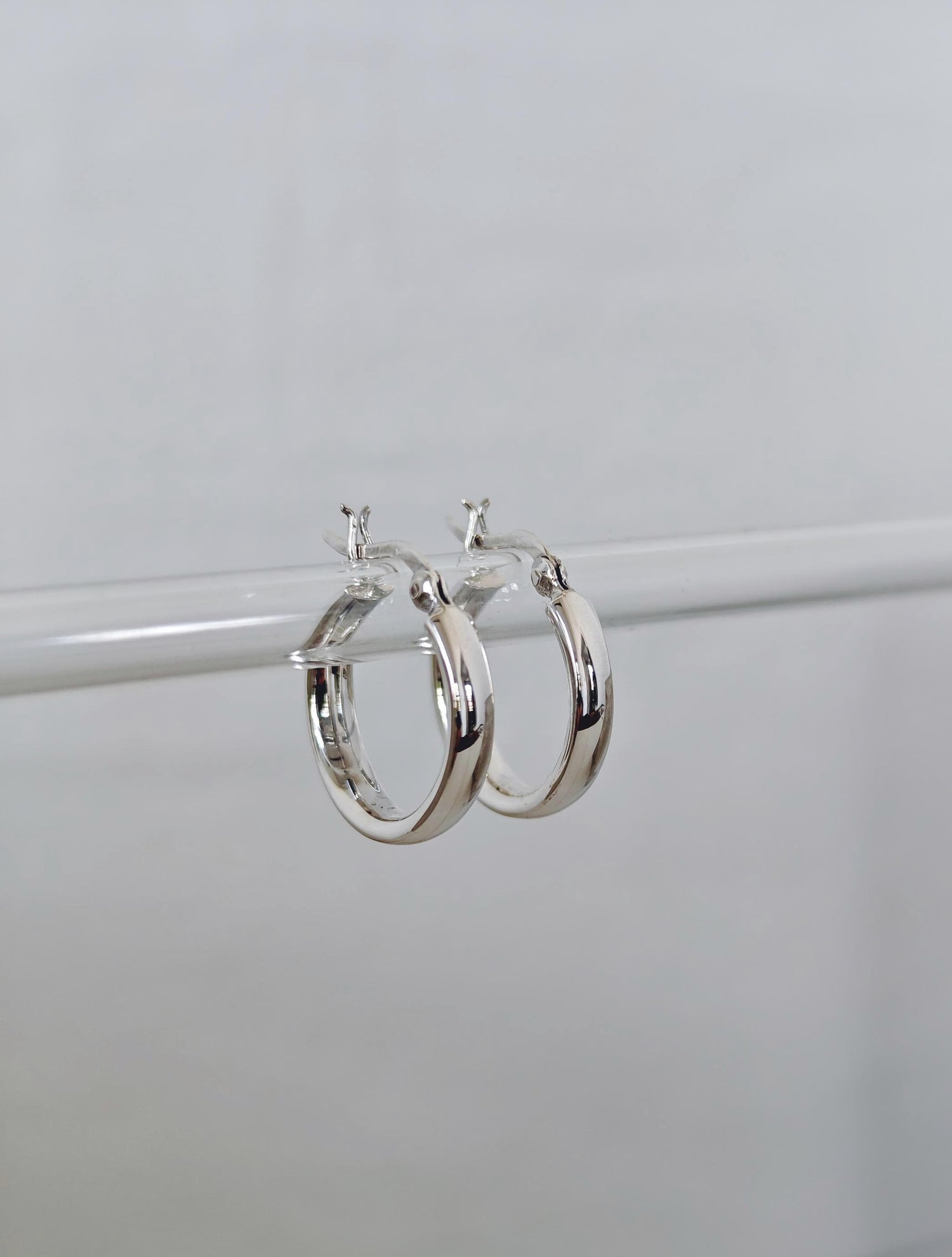 Kleine Silber Creolen 20mm, Breite gewölbte Ohrringe aus 925 Silber, Minimal Hoops - CocosyBerlin