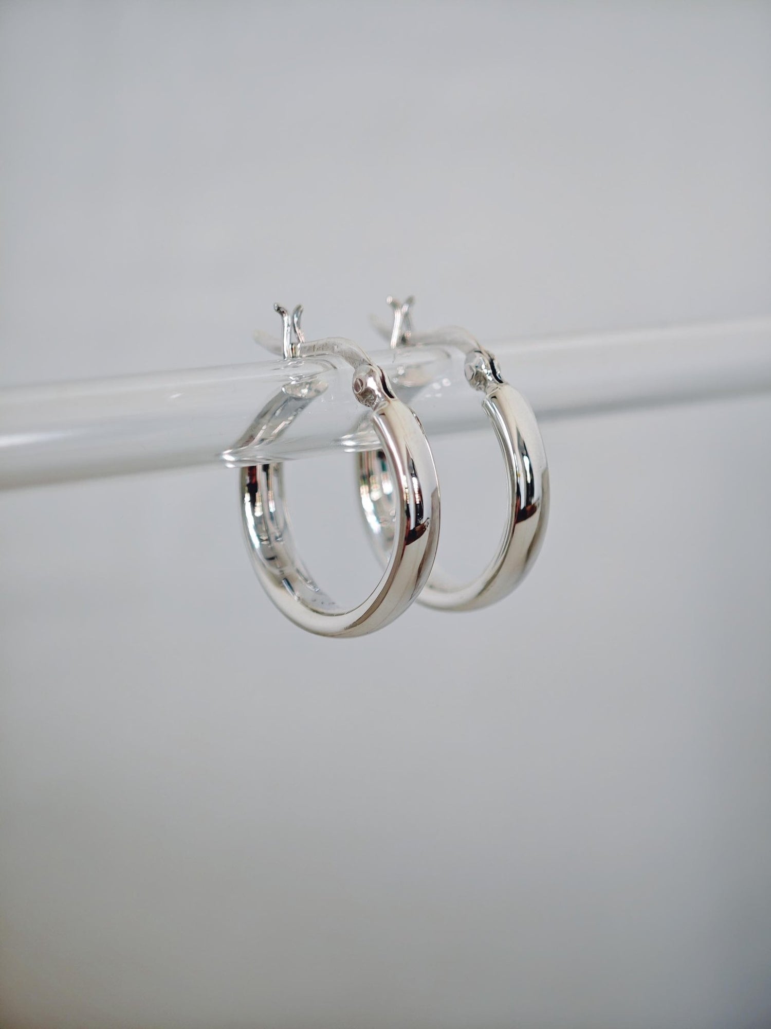 Kleine Silber Creolen 20mm, Breite gewölbte Ohrringe aus 925 Silber, Minimal Hoops - CocosyBerlin