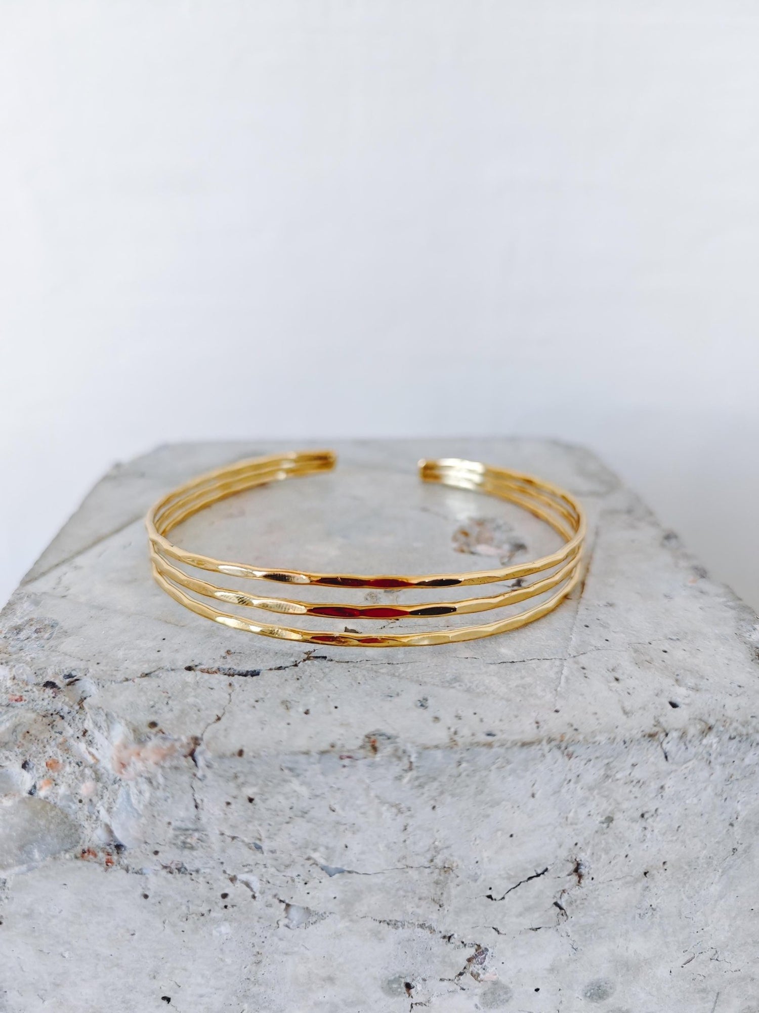 Gehämmerter Oberarmreif / Armreif aus goldenem Messing, Dreireihiger Armreif, Boho Oberarm Armreif Minimalistischer Ethnic Schmuck - CocosyBerlin