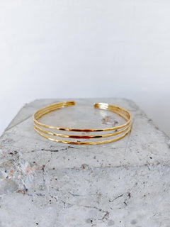 Gehämmerter Oberarmreif / Armreif aus goldenem Messing, Dreireihiger Armreif, Boho Oberarm Armreif Minimalistischer Ethnic Schmuck - CocosyBerlin