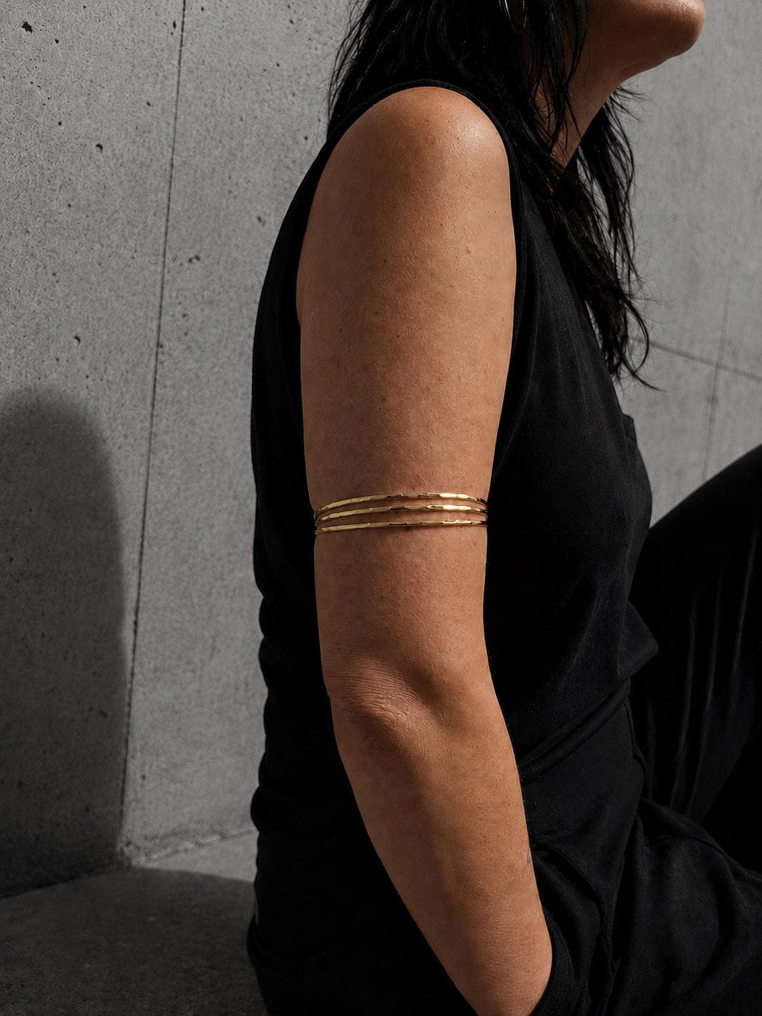 Gehämmerter Oberarmreif / Armreif aus goldenem Messing, Dreireihiger Armreif, Boho Oberarm Armreif Minimalistischer Ethnic Schmuck - CocosyBerlin