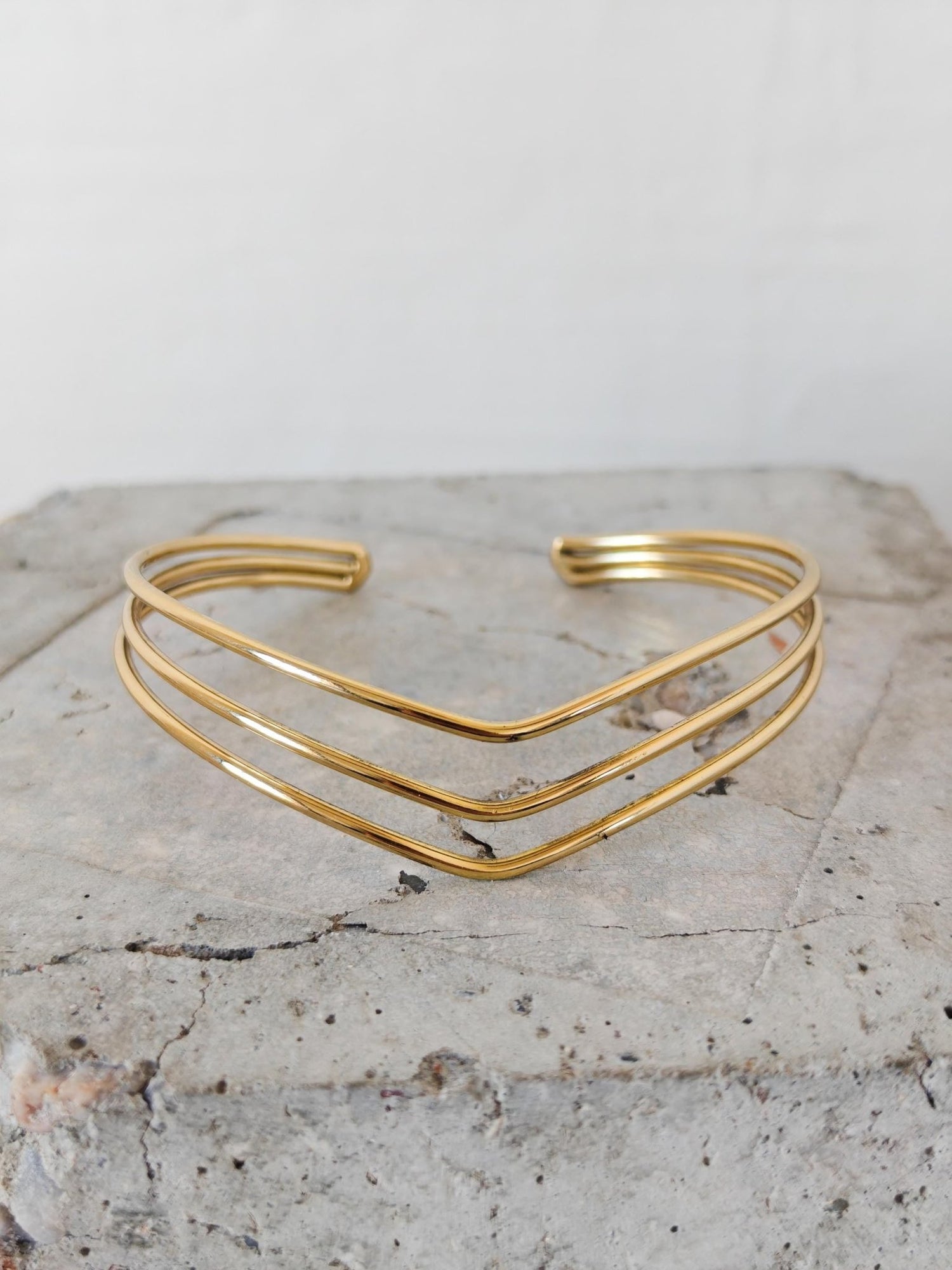 Minimalistischer Oberarmreif goldenem Messing, 3 - reihiger Arm Cuff aus Messing, Boho Festival Schmuck - CocosyBerlin