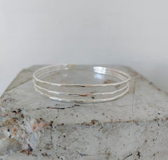 Gehämmerter Oberarmreif / Armreif aus Messing versilbert, Silber Armreif, Boho Oberarm Armreif, Minimalistischer Schmuck - CocosyBerlin