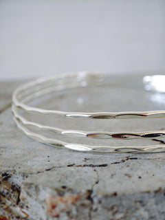 Gehämmerter Oberarmreif / Armreif aus Messing versilbert, Silber Armreif, Boho Oberarm Armreif, Minimalistischer Schmuck - CocosyBerlin