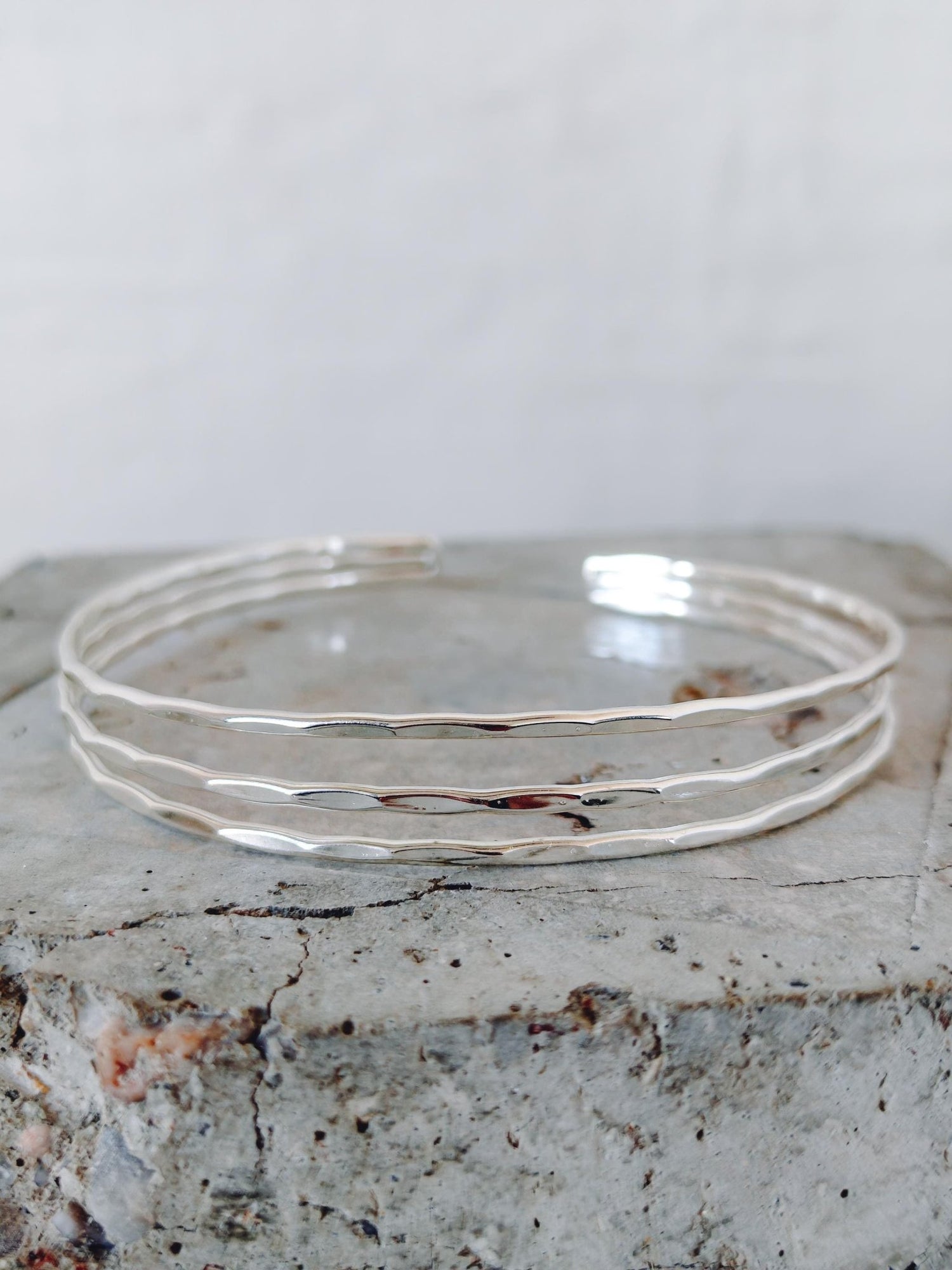 Gehämmerter Oberarmreif / Armreif aus Messing versilbert, Silber Armreif, Boho Oberarm Armreif, Minimalistischer Schmuck - CocosyBerlin