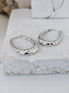 Große Croissant Creolen aus 925 Silber, Ovale Shrimp Hoops, Puffy Statement Silber Ohrringe, Gedrehte Silbercreolen - CocosyBerlin
