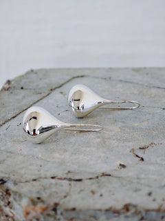 Tropfen Ohrringe aus Silber 925, Lange Hängende Ohrringe, Puffy Teardrop Earrings - CocosyBerlin
