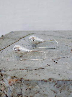 Tropfen Ohrringe aus Silber 925, Lange Hängende Ohrringe, Puffy Teardrop Earrings - CocosyBerlin