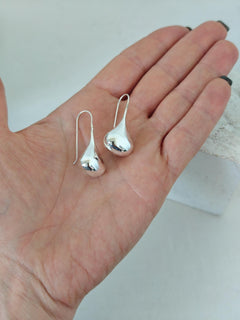 Tropfen Ohrringe aus Silber 925, Lange Hängende Ohrringe, Puffy Teardrop Earrings - CocosyBerlin