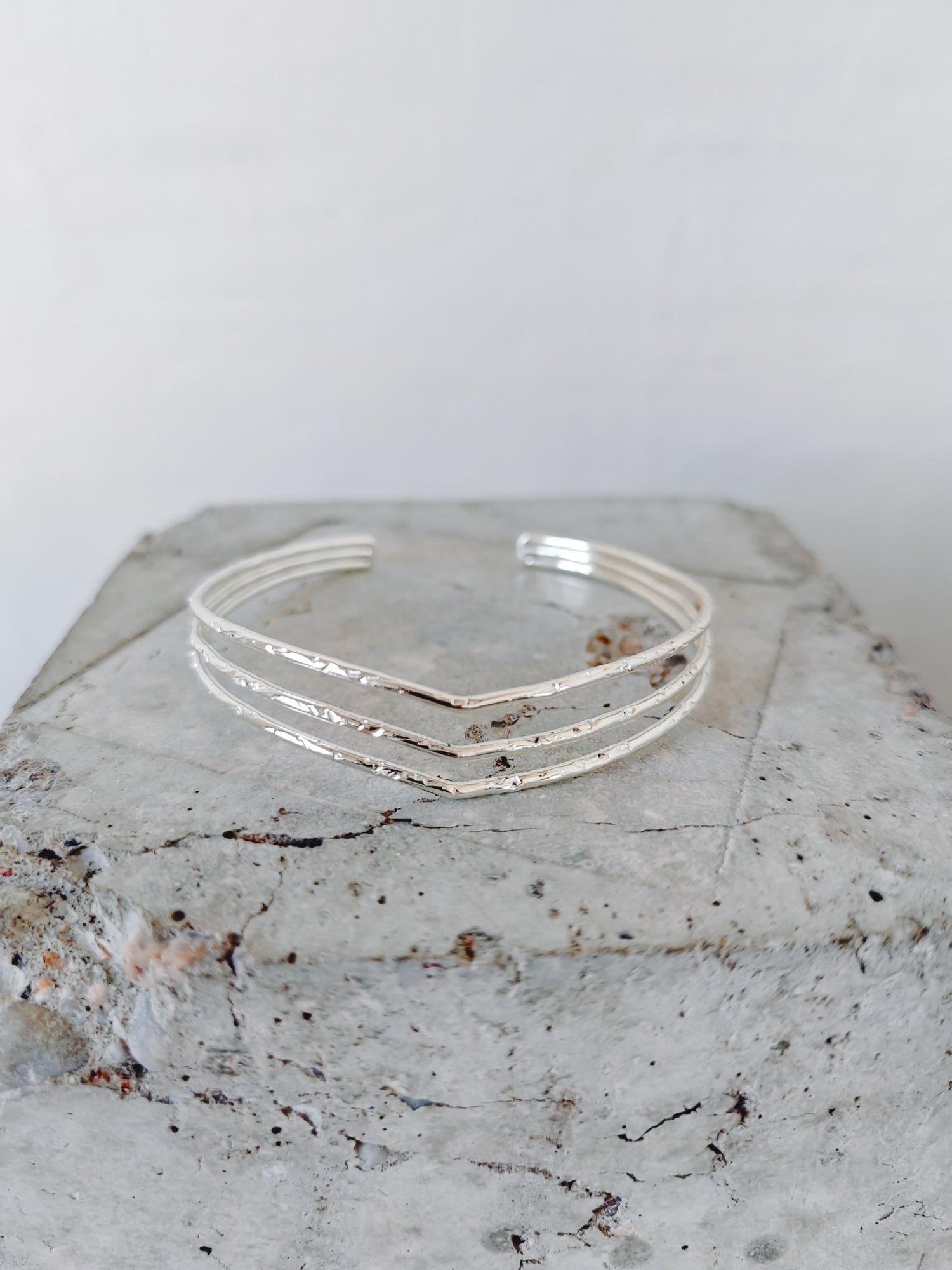 Boho Oberarmreif / Armreif Messing versilbert, Arm Cuff, Oberarm Manschette gehämmert, Festival Schmuck - CocosyBerlin