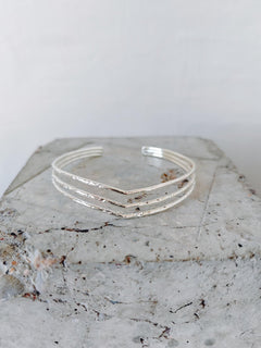 Boho Oberarmreif / Armreif Messing versilbert, Arm Cuff, Oberarm Manschette gehämmert, Festival Schmuck - CocosyBerlin