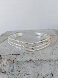 Boho Oberarmreif / Armreif Messing versilbert, Arm Cuff, Oberarm Manschette gehämmert, Festival Schmuck - CocosyBerlin