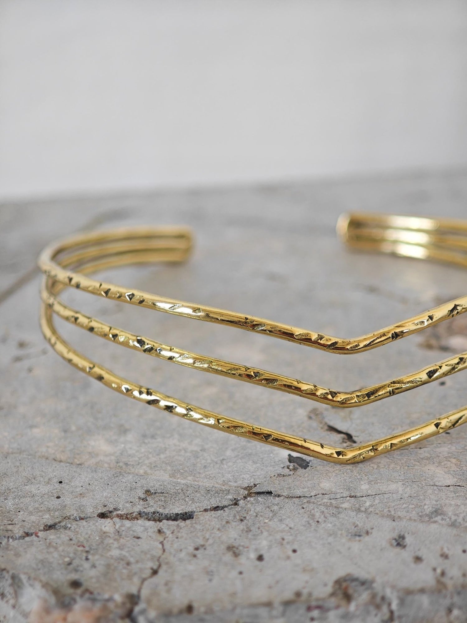 Oberarmreif / Armreif aus goldenem Messing, Arm Cuff, Oberarm Manschette gehämmert, Boho Armreif golden - CocosyBerlin