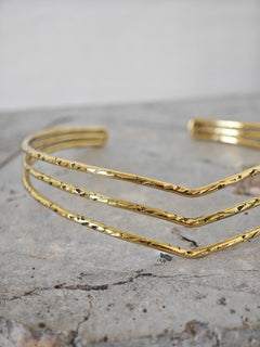 Oberarmreif / Armreif aus goldenem Messing, Arm Cuff, Oberarm Manschette gehämmert, Boho Armreif golden - CocosyBerlin