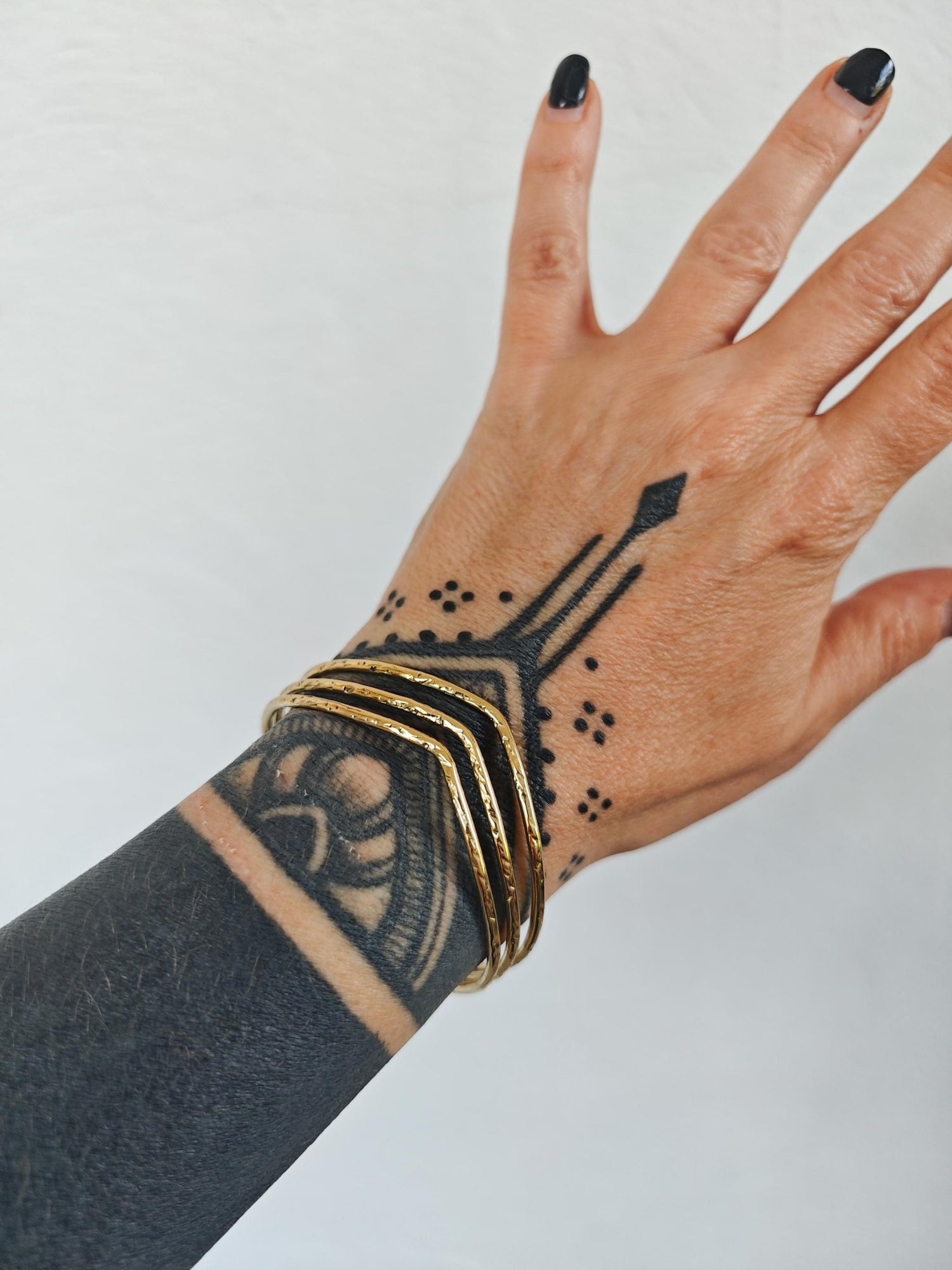 Oberarmreif / Armreif aus goldenem Messing, Arm Cuff, Oberarm Manschette gehämmert, Boho Armreif golden - CocosyBerlin