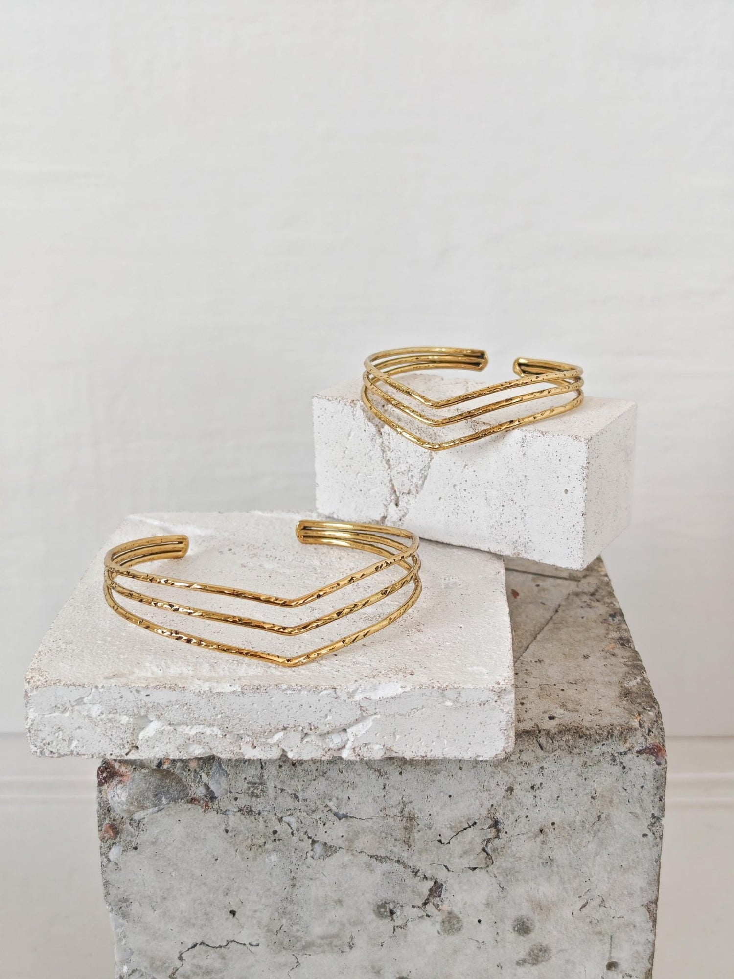 Oberarmreif / Armreif aus goldenem Messing, Arm Cuff, Oberarm Manschette gehämmert, Boho Armreif golden - CocosyBerlin