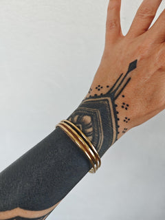 Gehämmerter Oberarmreif / Armreif aus goldenem Messing, Dreireihiger Armreif, Boho Oberarm Armreif Minimalistischer Ethnic Schmuck - CocosyBerlin
