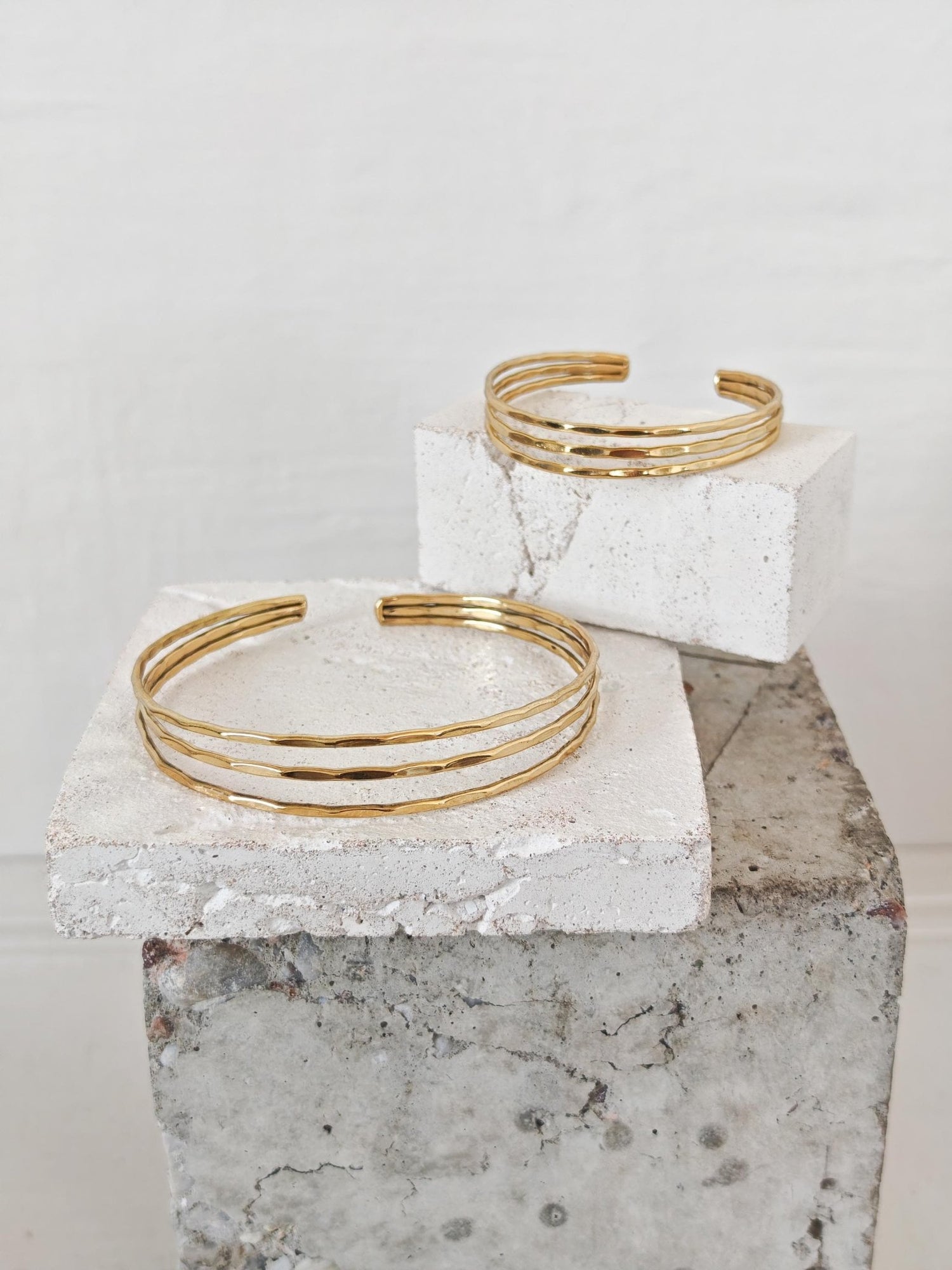 Gehämmerter Oberarmreif / Armreif aus goldenem Messing, Dreireihiger Armreif, Boho Oberarm Armreif Minimalistischer Ethnic Schmuck - CocosyBerlin
