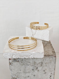 Gehämmerter Oberarmreif / Armreif aus goldenem Messing, Dreireihiger Armreif, Boho Oberarm Armreif Minimalistischer Ethnic Schmuck - CocosyBerlin