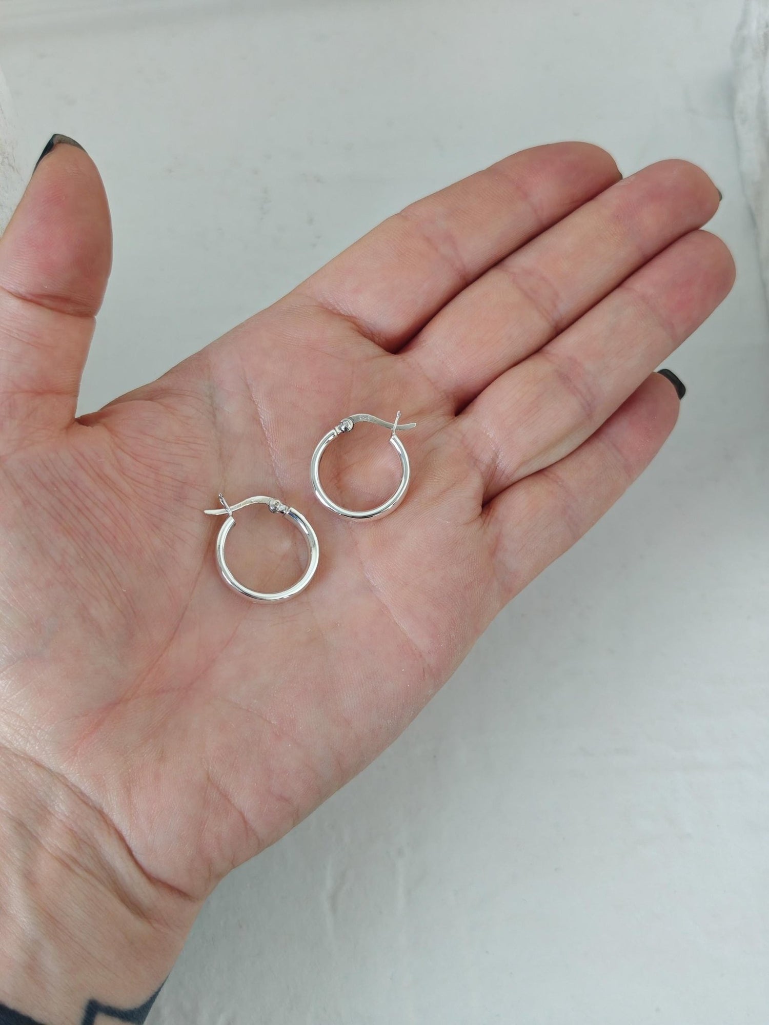 Kleine Silber Creolen 20mm, Breite gewölbte Ohrringe aus 925 Silber, Minimal Hoops - CocosyBerlin