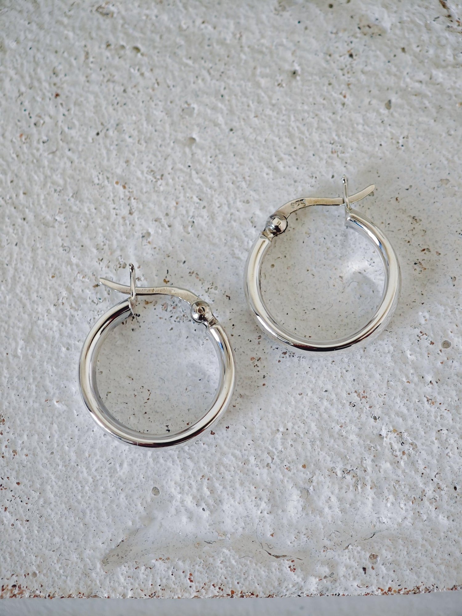 Kleine Silber Creolen 20mm, Breite gewölbte Ohrringe aus 925 Silber, Minimal Hoops - CocosyBerlin