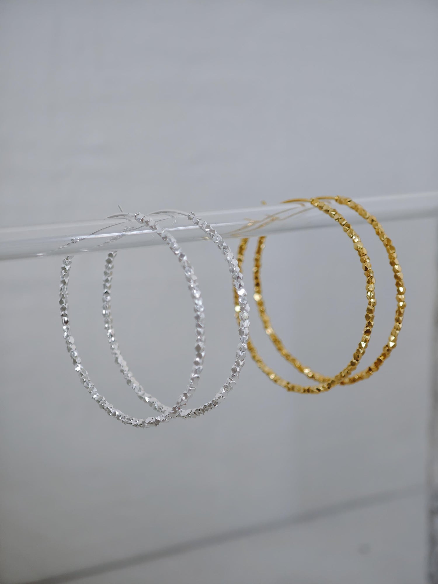 925 Silber Creolen mit facettierten Nuggets, 45 mm Hoop Ohrringe Silber oder 18K vergoldet, Perlen Ohrringe
