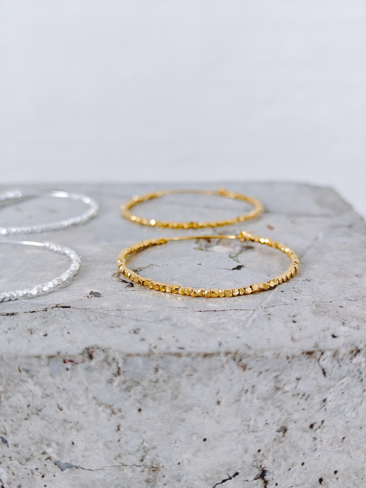 925 Silber Creolen mit facettierten Nuggets, 45 mm Hoop Ohrringe Silber oder 18K vergoldet, Perlen Ohrringe