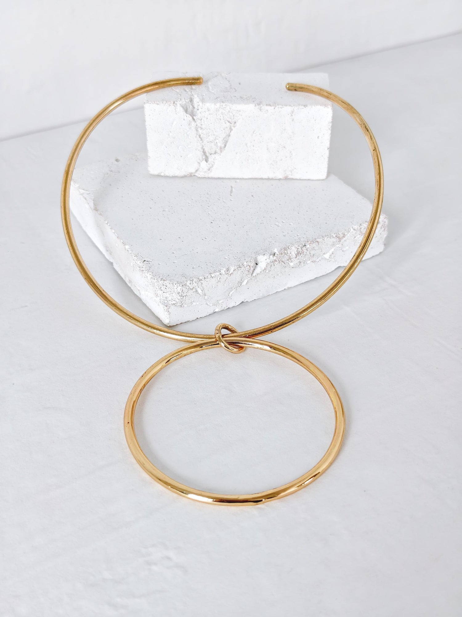 Minimalistischer Choker mit Ring Anhänger, Messing Halsreif mit großem Kreis Kettenanhänger, Y2K Kette Golden