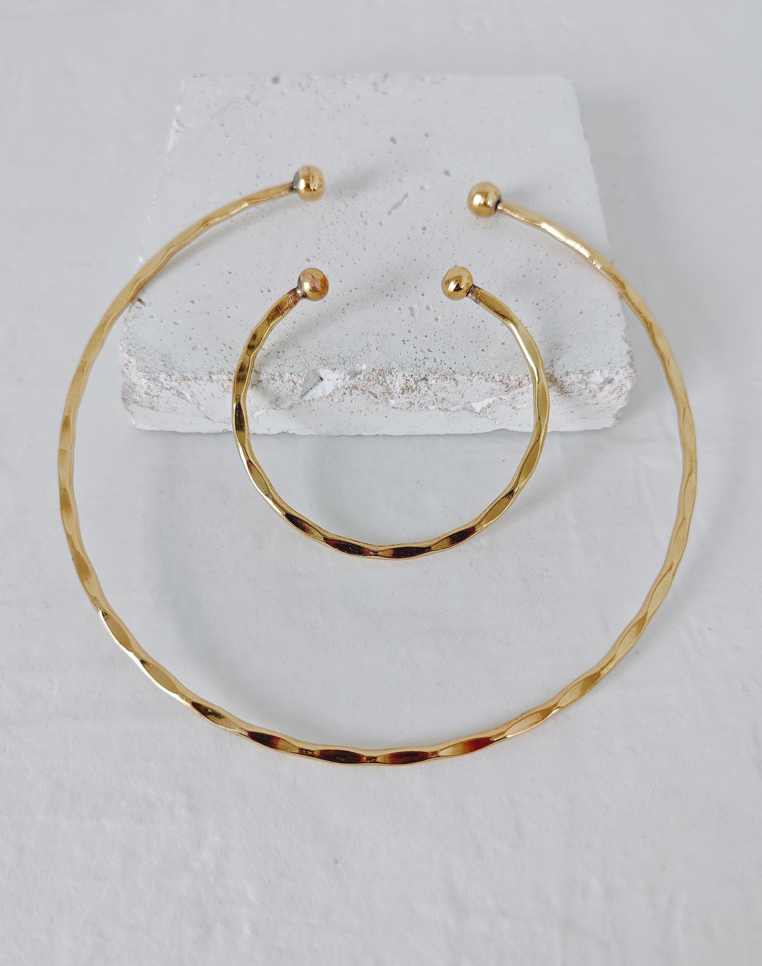Choker & Armreif Set aus Messing gehämmert, minimalistischer goldener Choker und Armreif