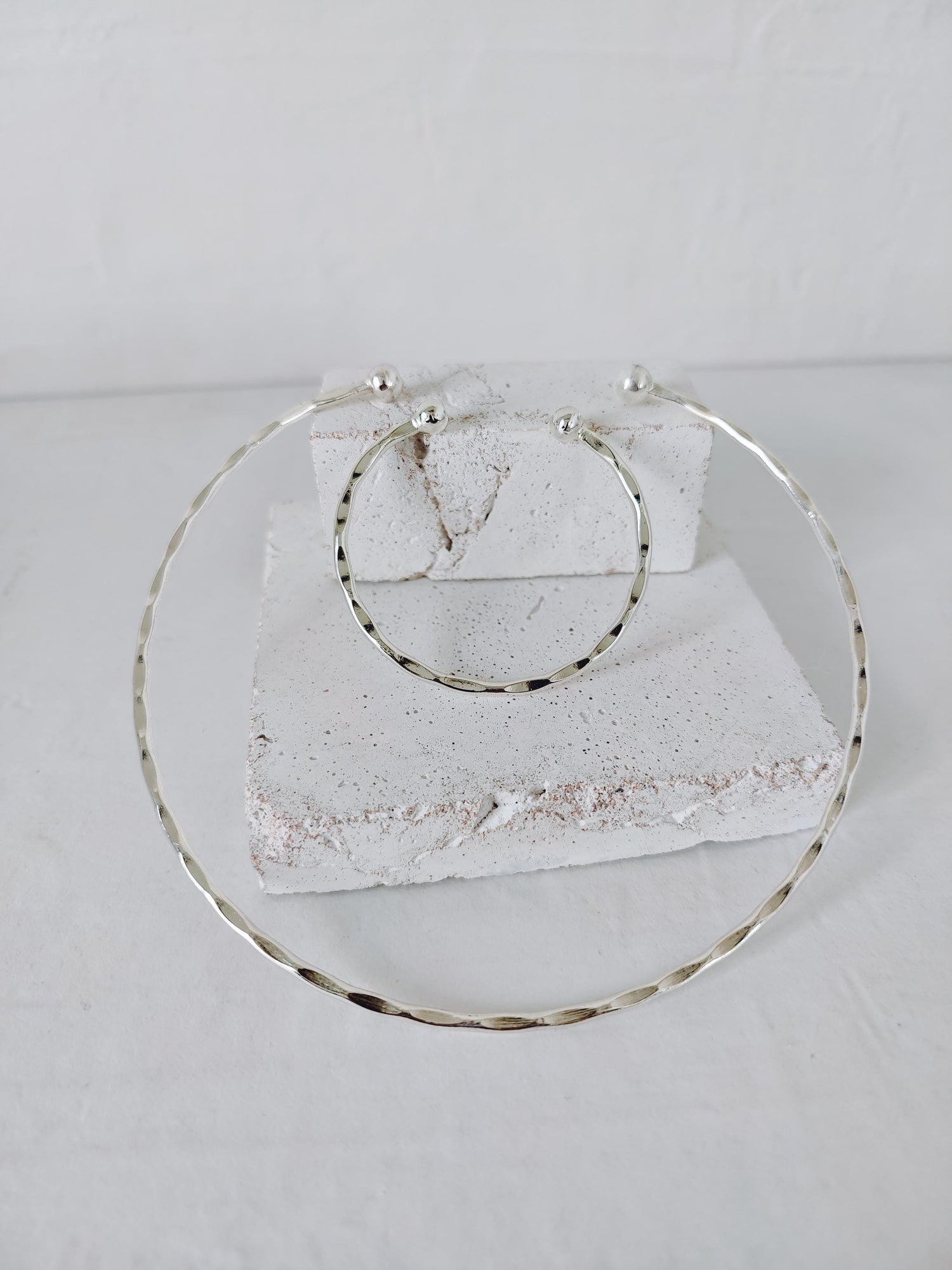 Choker & Armreif Set aus Messing versilbert und gehämmert, minimalistischer Choker und Armreif