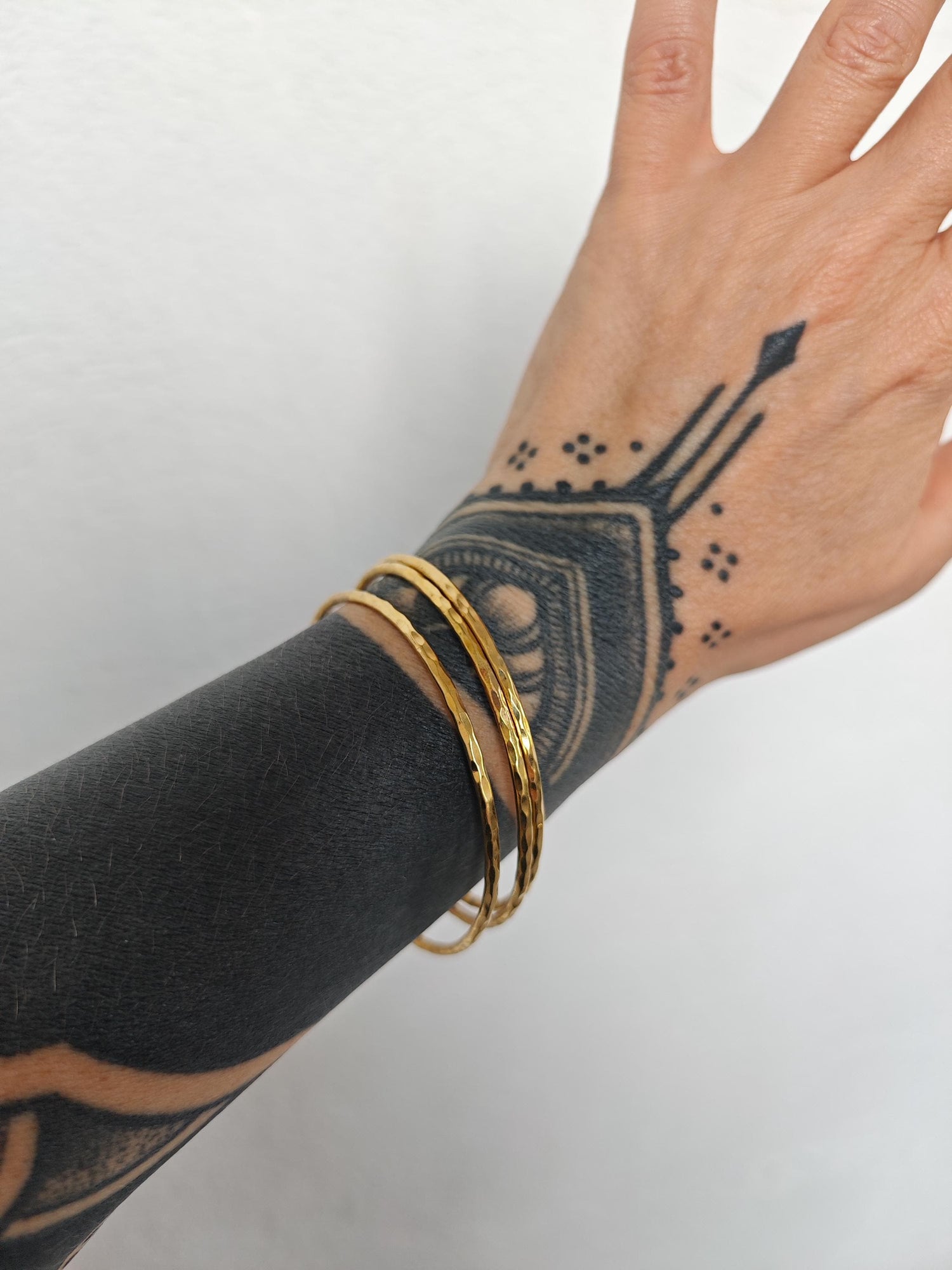 Statement Armreif aus massivem goldenem Messing, gehämmert, dünner minimalistischer Armreif