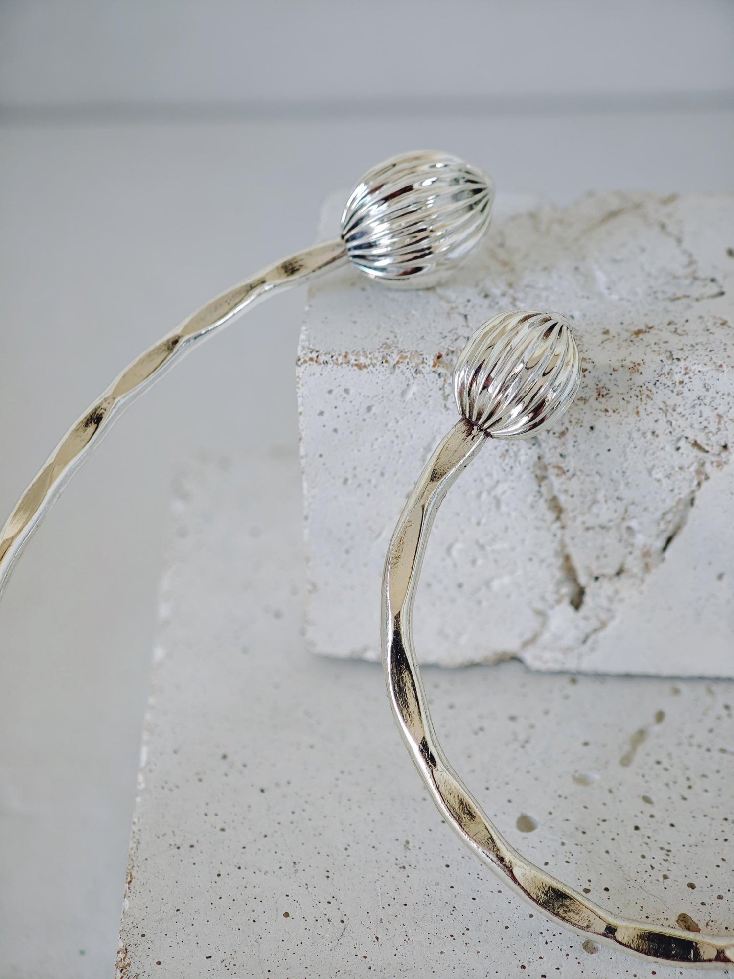 Boho Choker & Armreif Set aus gehämmertem Messing versilbert, Choker und Armreif minimalistisch