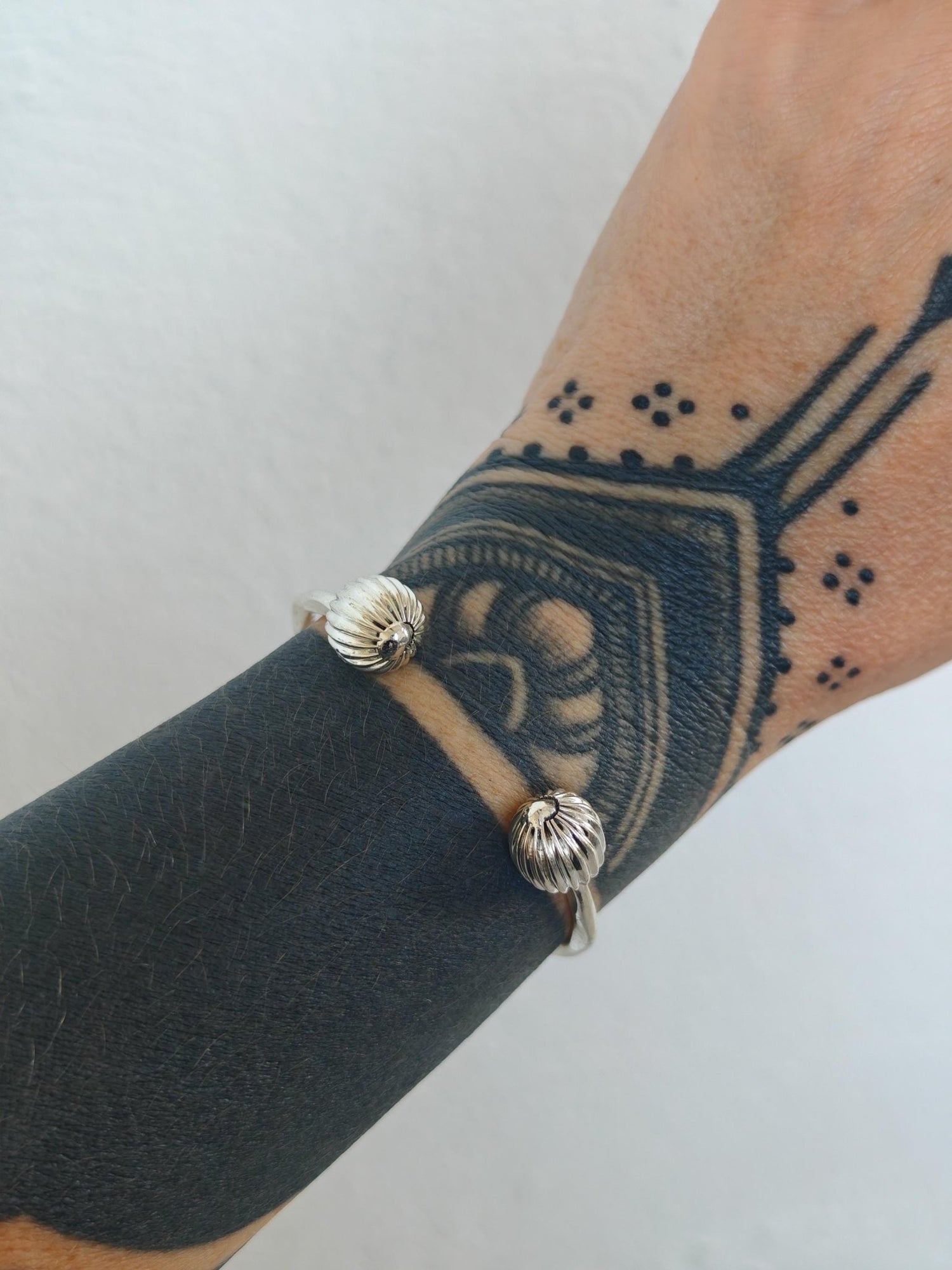 Boho Choker & Armreif Set aus gehämmertem Messing versilbert, Choker und Armreif minimalistisch