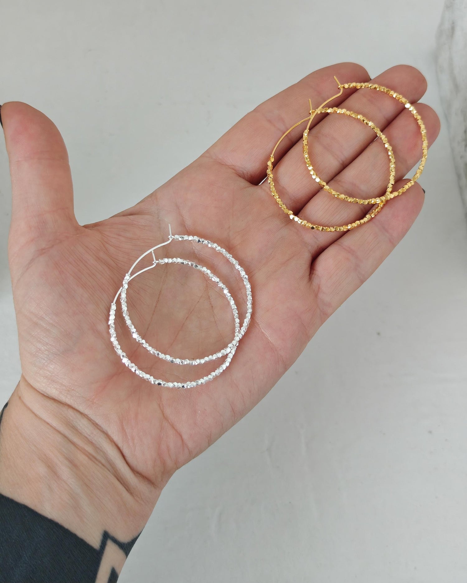 925 Silber Creolen mit facettierten Nuggets, 45 mm Hoop Ohrringe Silber oder 18K vergoldet, Perlen Ohrringe