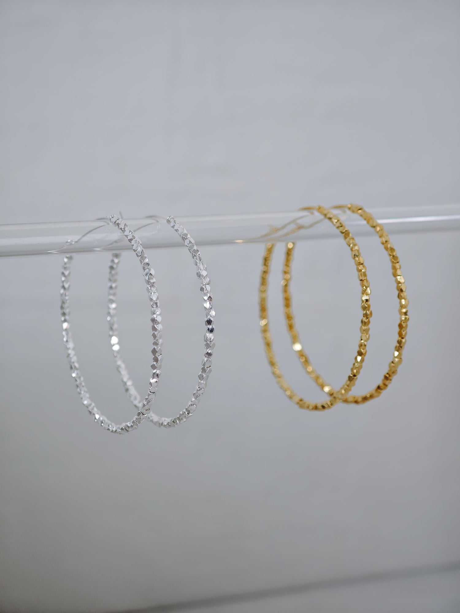 925 Silber Creolen mit facettierten Nuggets, 45 mm Hoop Ohrringe Silber oder 18K vergoldet, Perlen Ohrringe