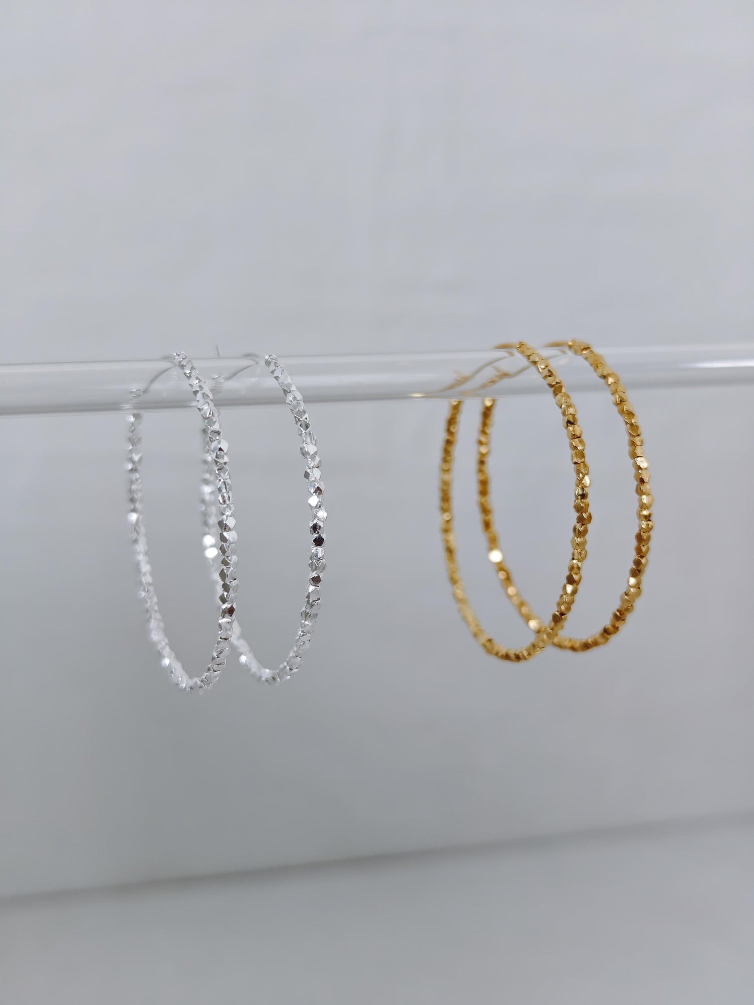 925 Silber Creolen mit facettierten Nuggets, 45 mm Hoop Ohrringe Silber oder 18K vergoldet, Perlen Ohrringe