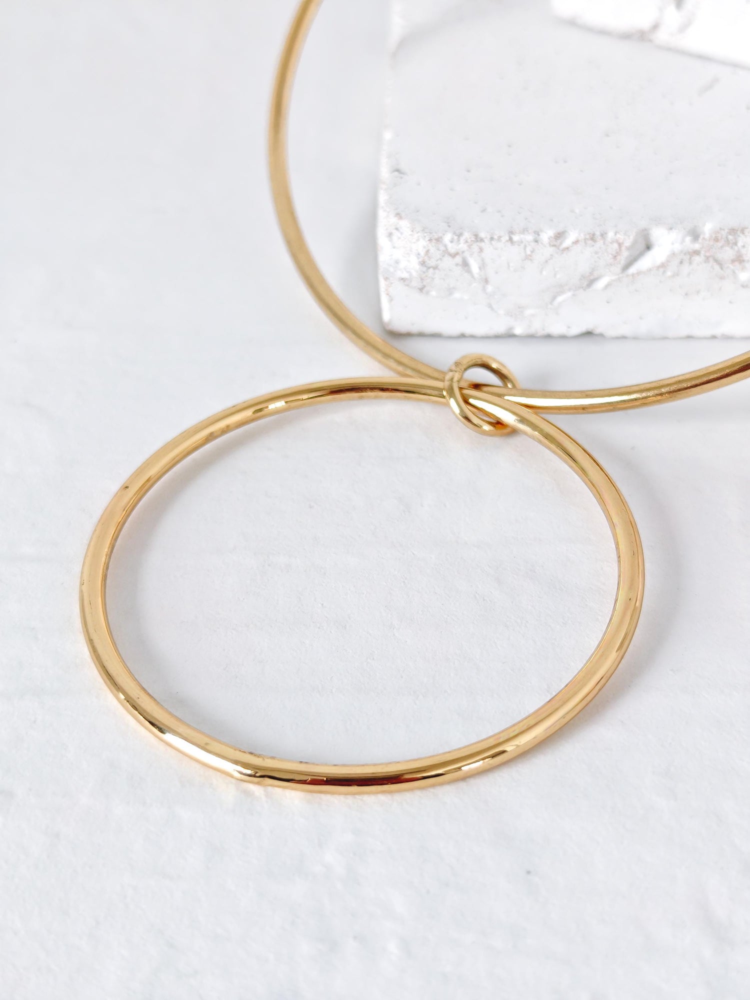 Minimalistischer Choker mit Ring Anhänger, Messing Halsreif mit großem Kreis Kettenanhänger, Y2K Kette Golden