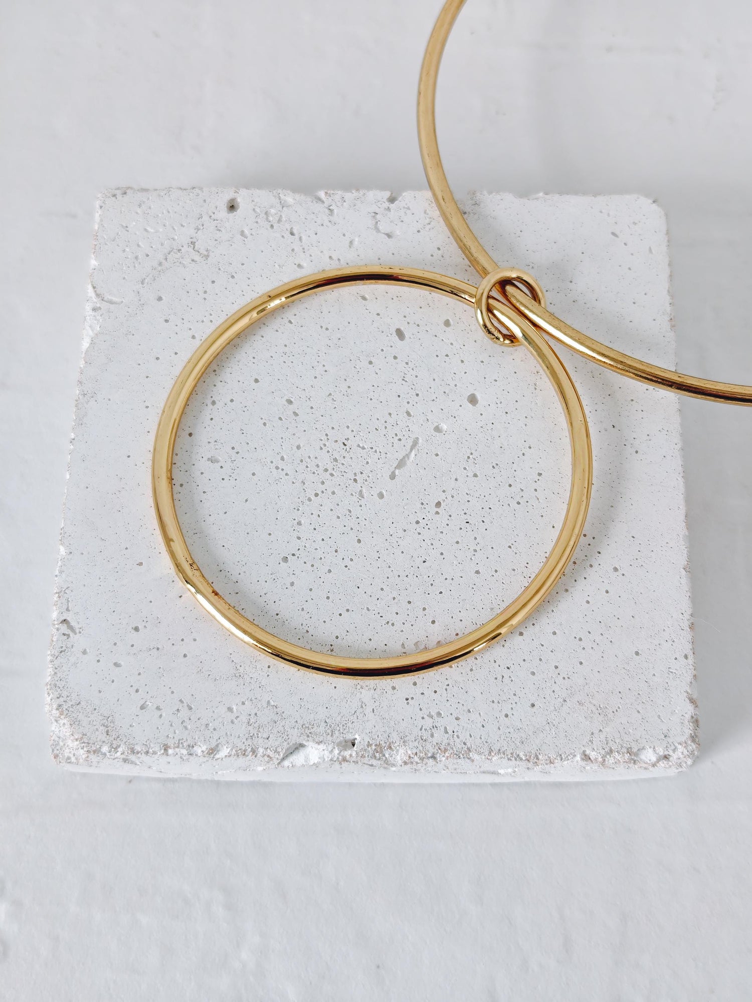 Minimalistischer Choker mit Ring Anhänger, Messing Halsreif mit großem Kreis Kettenanhänger, Y2K Kette Golden