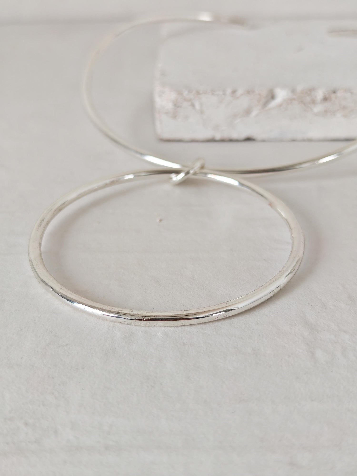 Minimalistischer Choker mit Ring Anhänger, Messing Halsreif mit großem Kreis Kettenanhänger, Y2K Kette versilbert