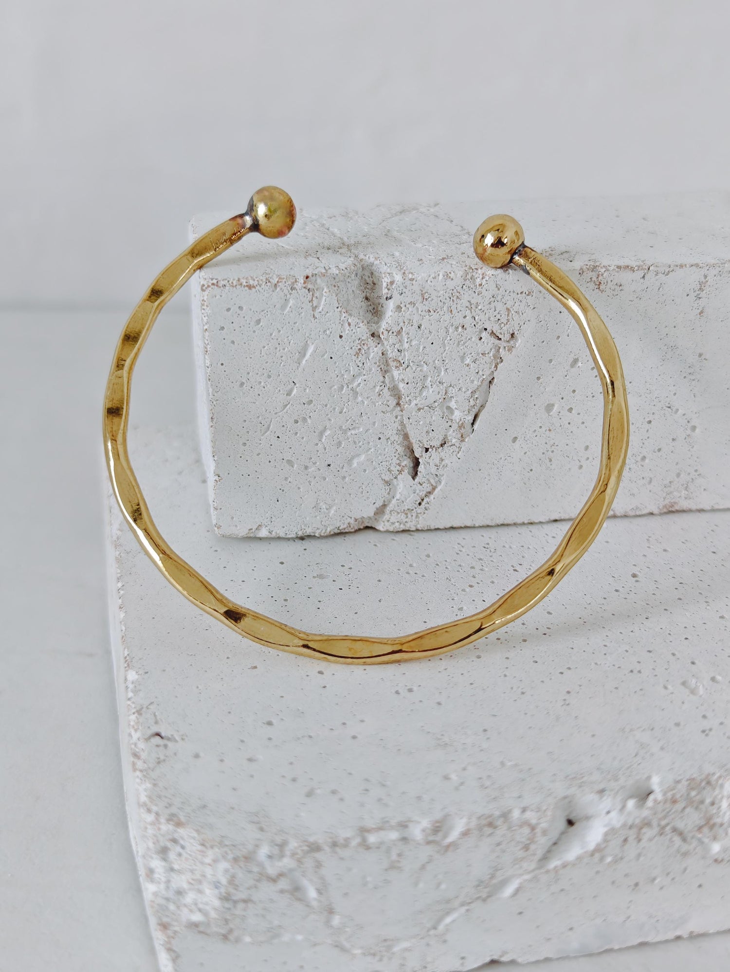 Choker & Armreif Set aus Messing gehämmert, minimalistischer goldener Choker und Armreif