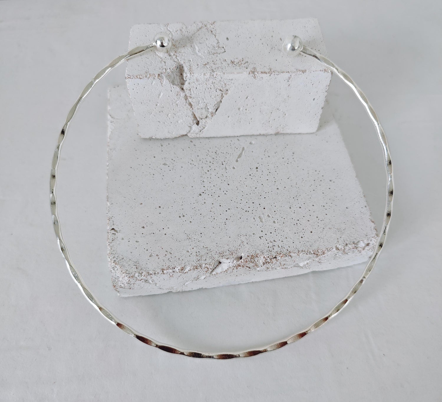 Choker & Armreif Set aus Messing versilbert und gehämmert, minimalistischer Choker und Armreif