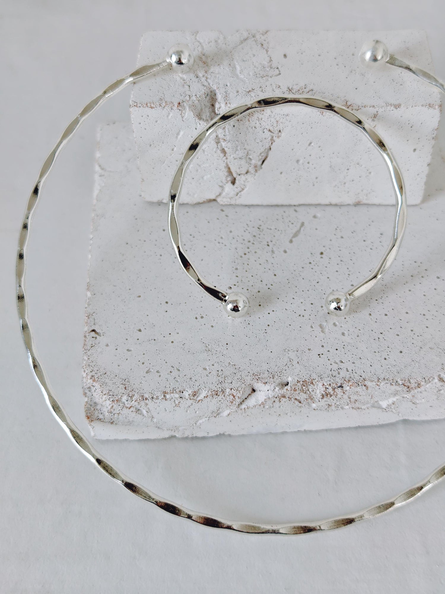 Choker & Armreif Set aus Messing versilbert und gehämmert, minimalistischer Choker und Armreif