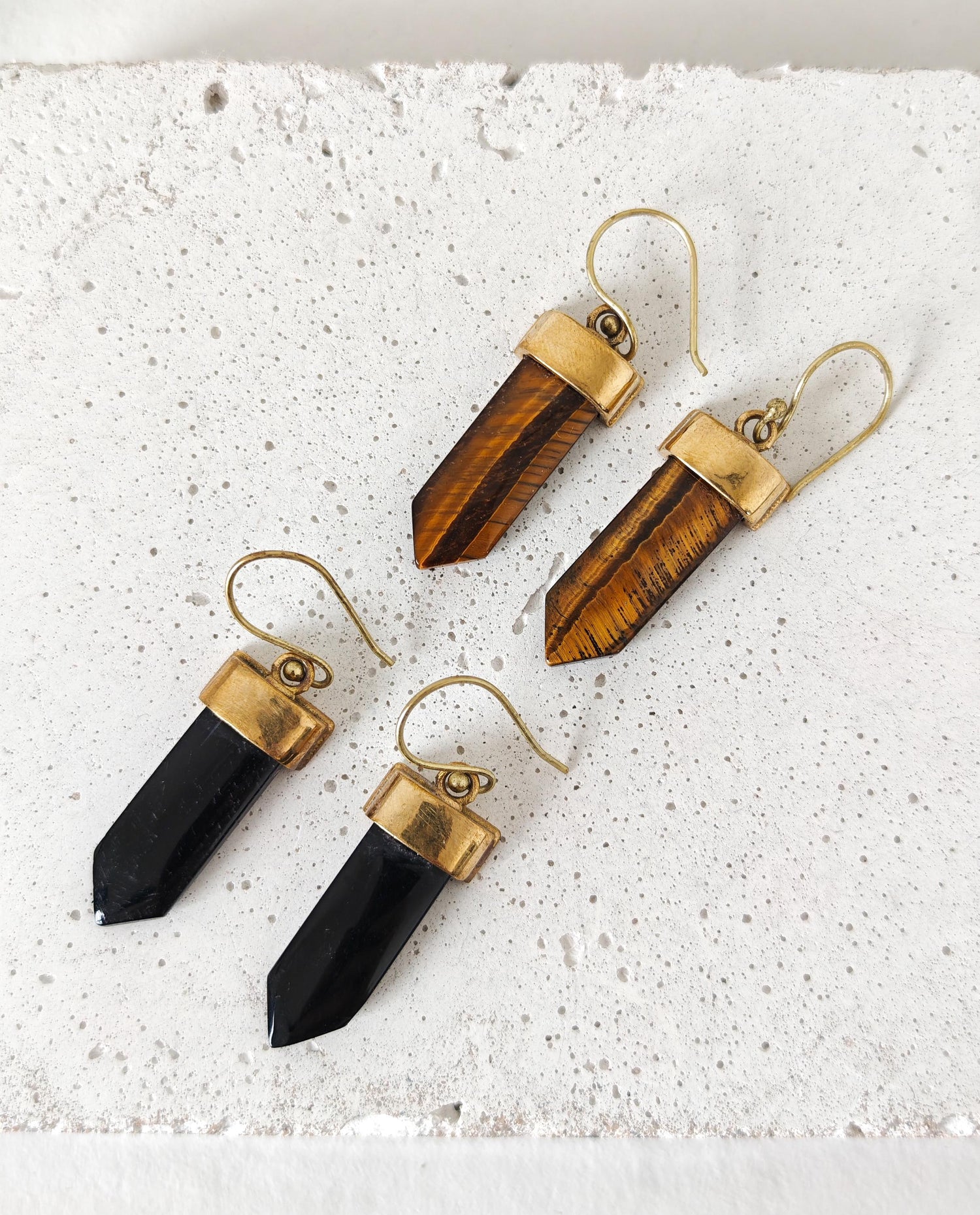 Boho Ohrringe mit Onyx oder Tigerauge, Goldene Messing Ohrringe mit Edelstein Spitze, Festival Schmuck
