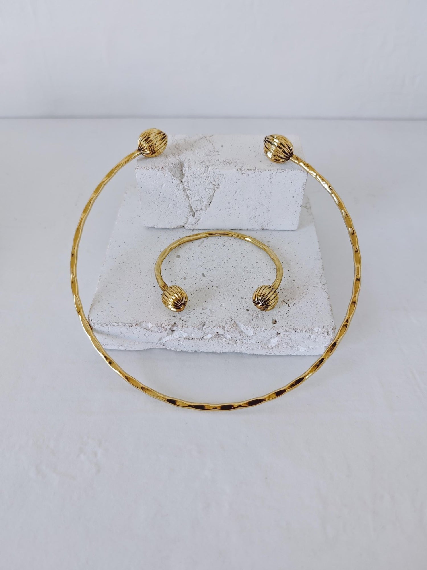 Boho Choker & Armreif Set aus gehämmertem Messing, Choker und Armreif minimalistisch golden