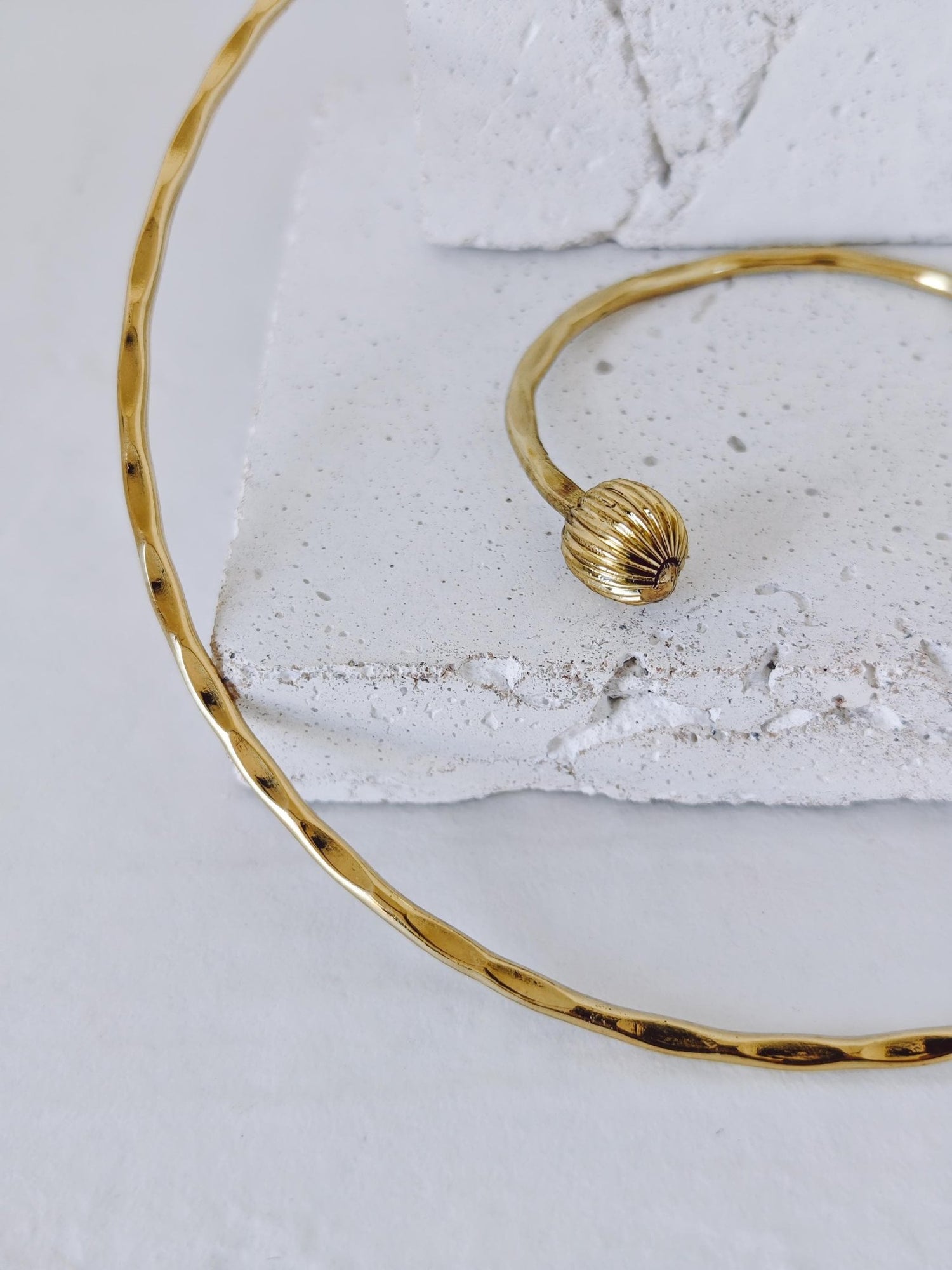 Boho Choker & Armreif Set aus gehämmertem Messing, Choker und Armreif minimalistisch golden