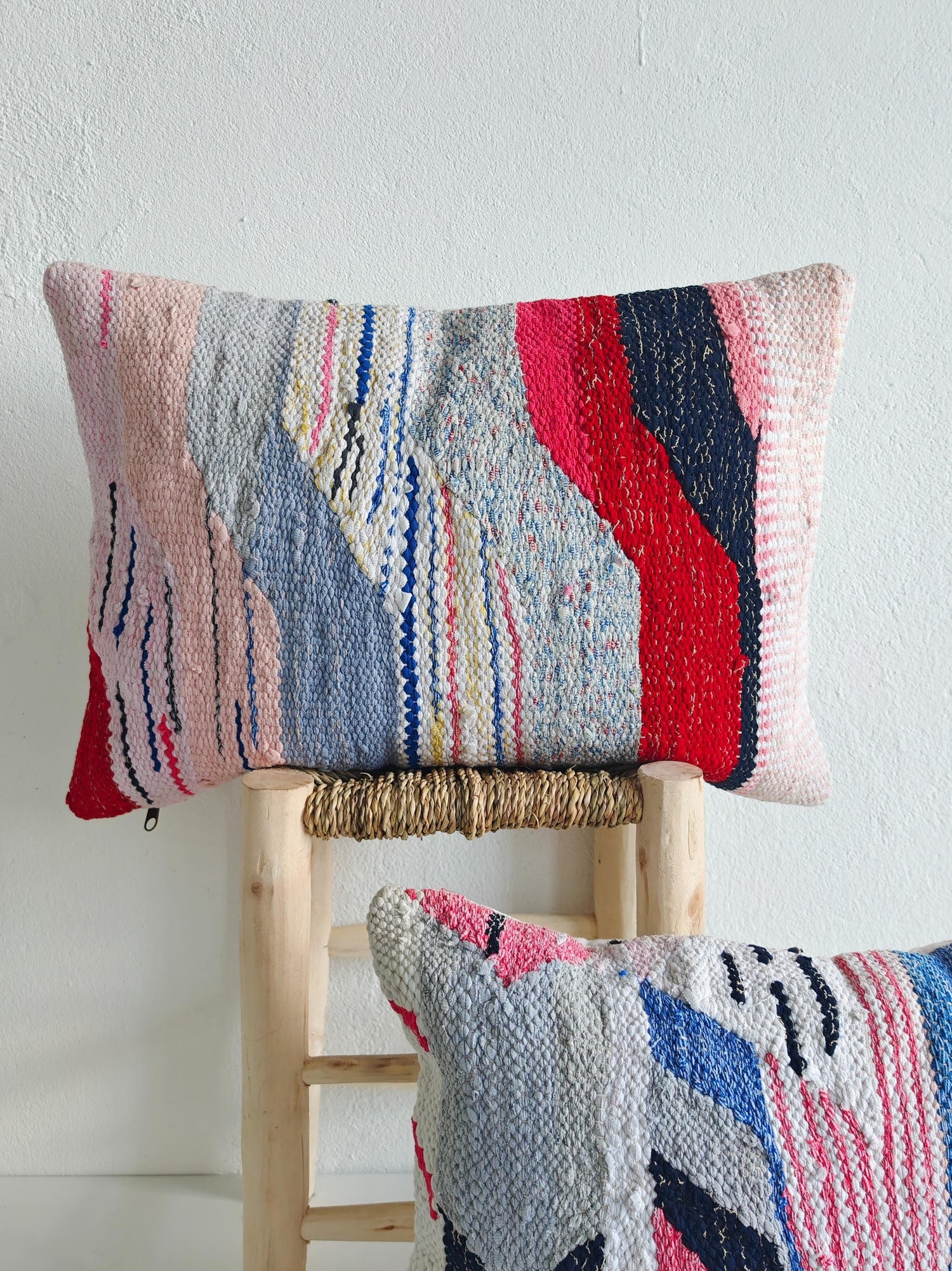 Kissen aus Marokko mit geometrischem Muster, Upcycling von Stoff, Boho, Unikat, Rosa Weiss