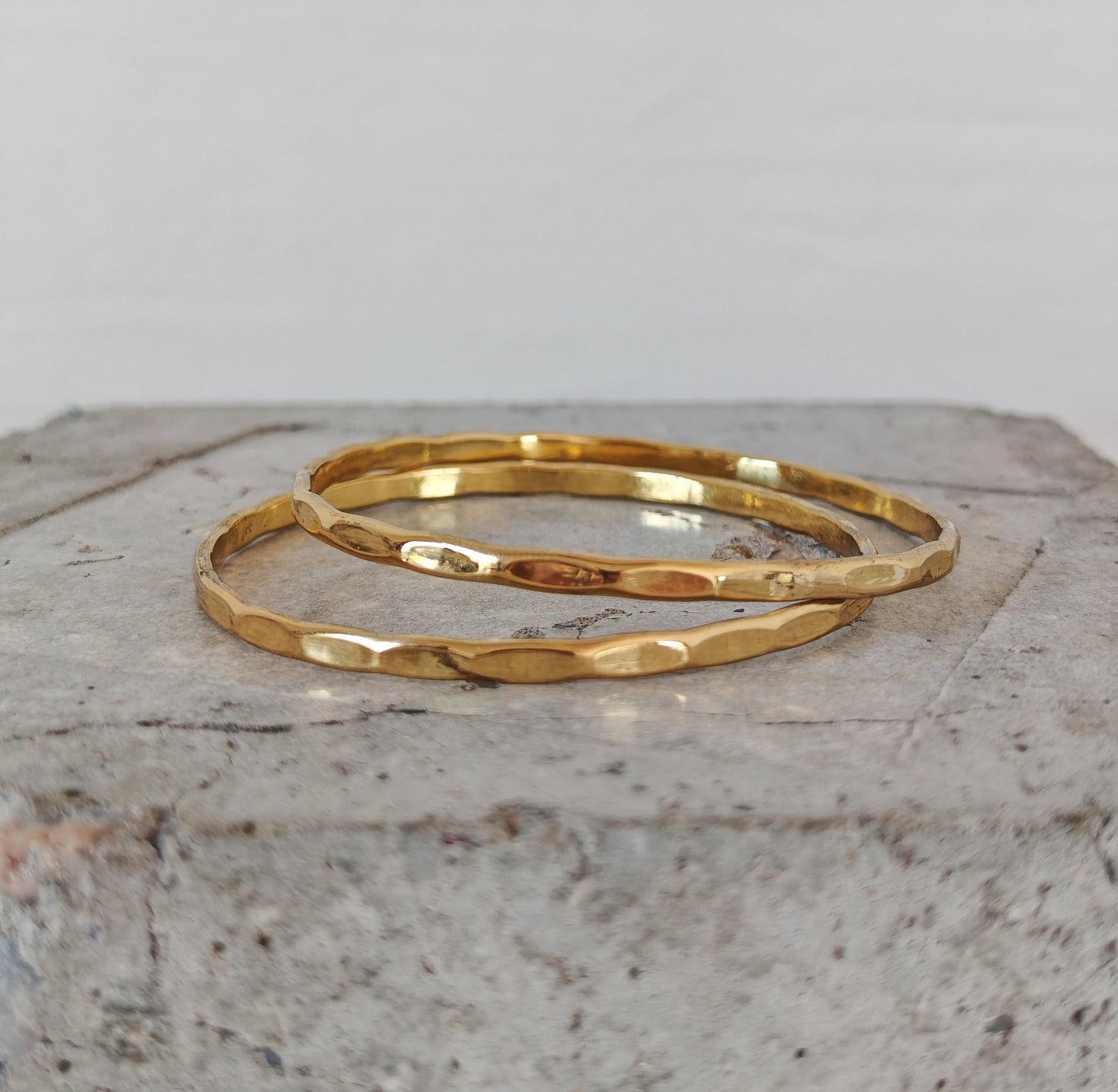 Goldener Armreif aus Messing gehämmert mit Struktur, Golden Hammered Bracelet – Minimal Brass Statement, Minimalistisches goldenes Armband