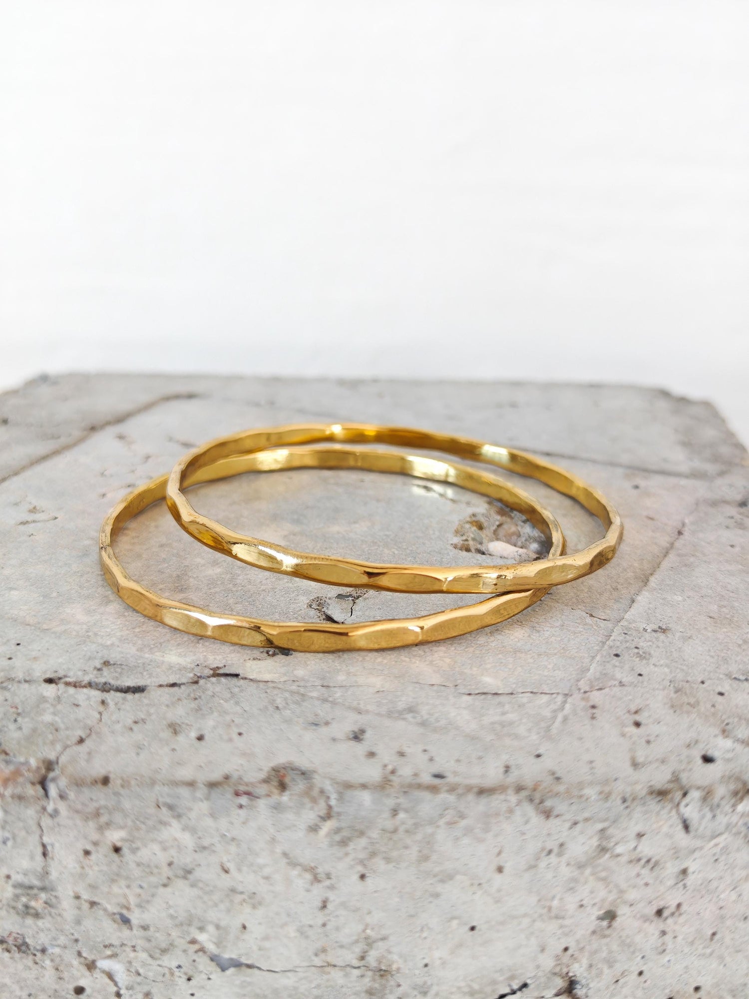Goldener Armreif aus Messing gehämmert mit Struktur, Golden Hammered Bracelet – Minimal Brass Statement, Minimalistisches goldenes Armband